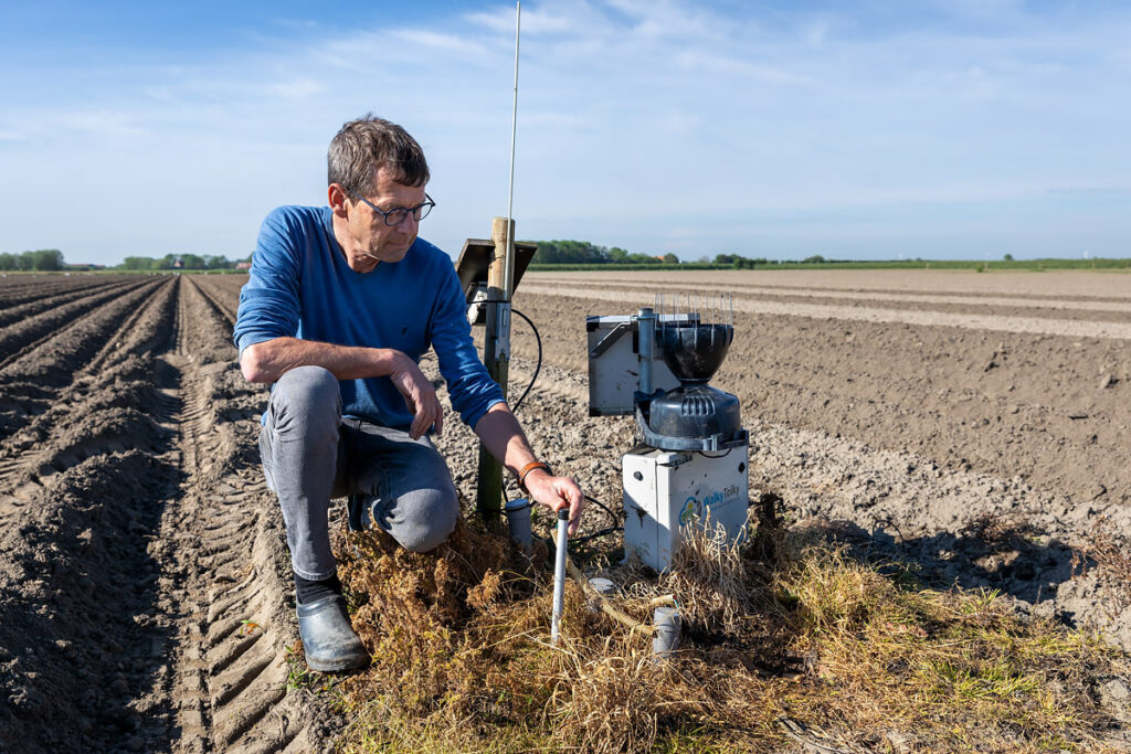 Teler en DAW demobedrijf Andre Slootmaker bij de bodemvochtsensoren.