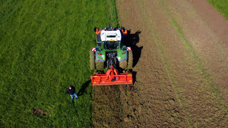 Groenbemesters onderwerken met trekker / tractor