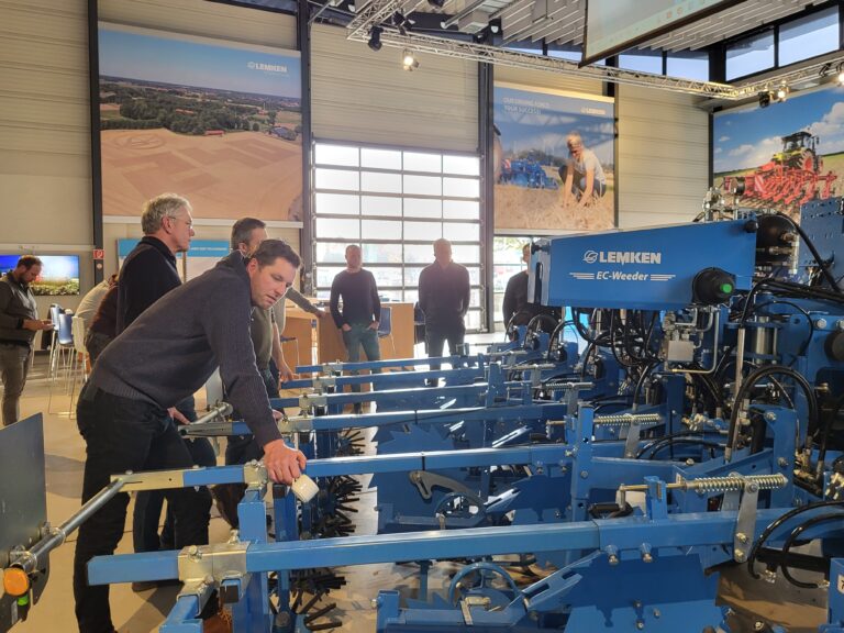 Deelnemers van het Praktijknetwerk duurzame Snijmaisteelt Veenweide Fryslân gingen op bezoek bij bij één van de machinefabrikanten op dit terrein: Lemken in Alpen, Duitsland.