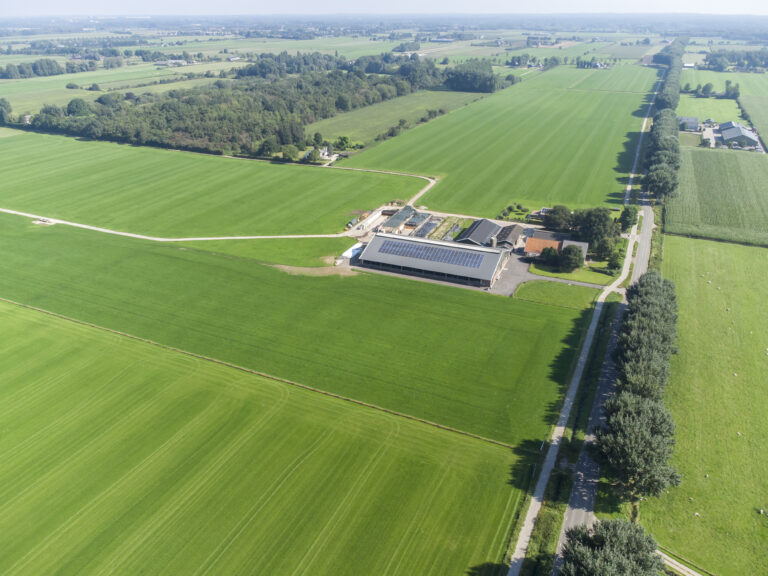 Luchtfoto van een boerderij met blijvend grasland weiland