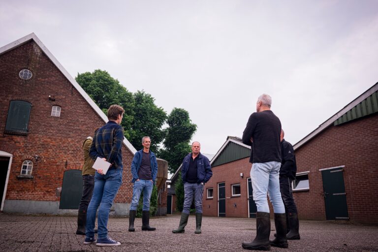 Overleg op erf in Achterhoek - foto Reint Bergman