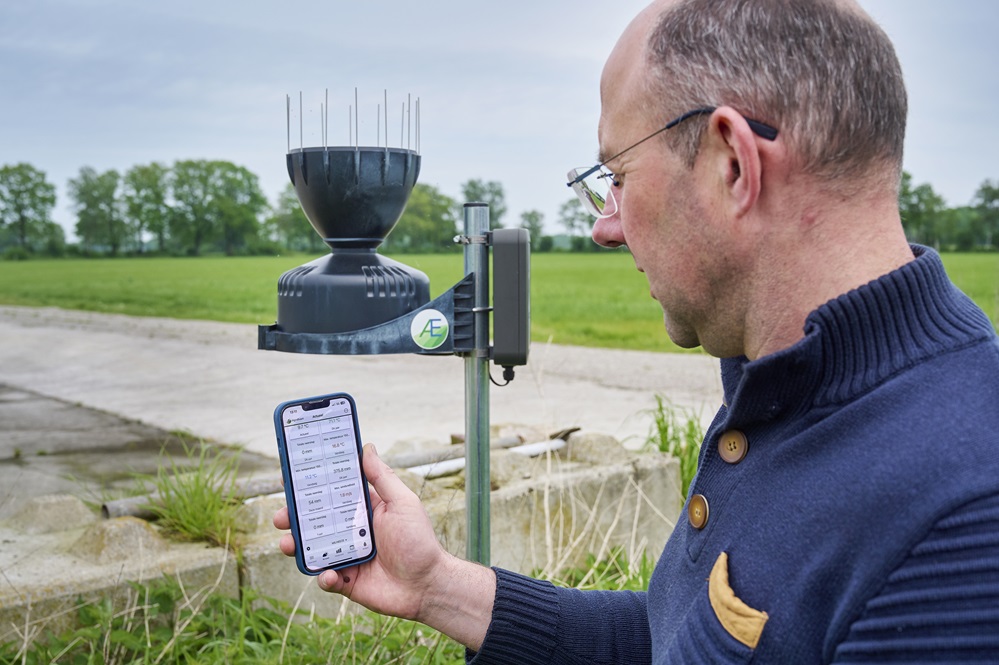 Akkerbouwer Werner Wijnen met de app van de bodemvochtsensoren.