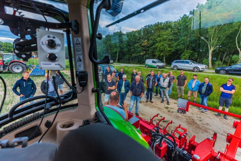 Rondgang langs de proefveld bij akkerbouwbedrijf Hogenhout
