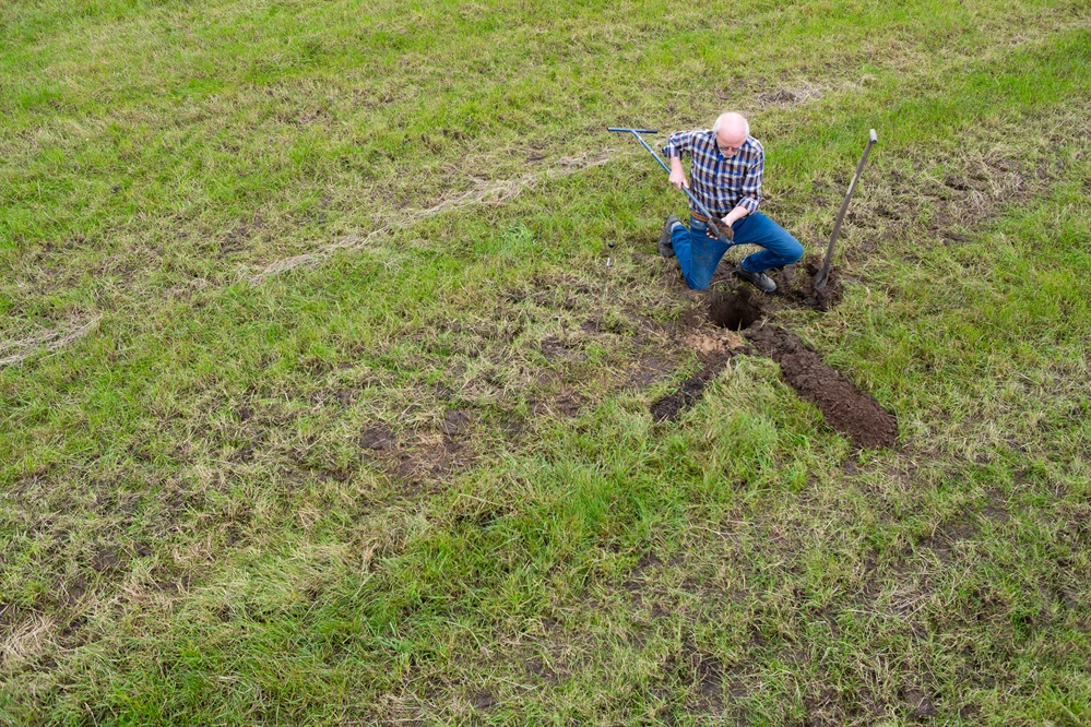 Een profielkuil graven samen met de DAW bodemadviseur geeft inzicht en nieuwe kennis.