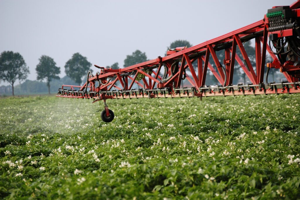 veldspuit bespuit aardappelen met gewasbeschermingsmiddelen