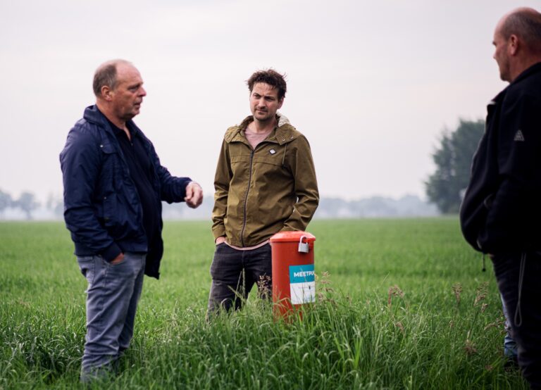 Drie melkveehouders die samenkomen rond meetpunt - DAW GLB pilot Gebiedsegerichte aanpak