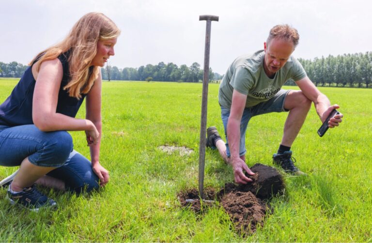 Niels Wassenaar profielkuil in grasland met Kirsten Snels