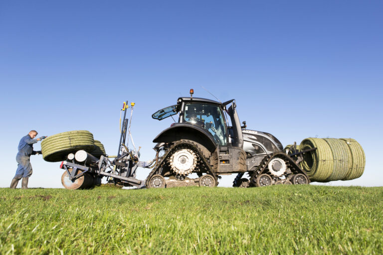 Drainage aanleggen met rekker op gras