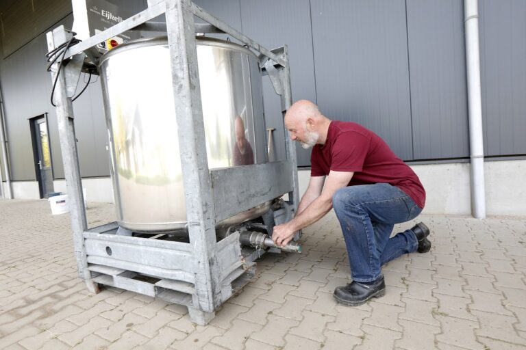 Theo Nieuwenhuis maakt compostthee. Is dit een vervangen voor kunstmest?