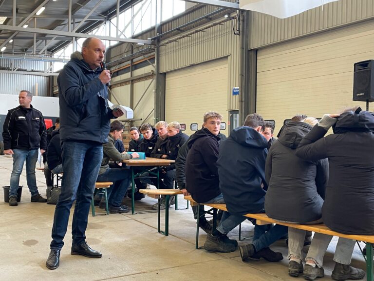 Met enkele quizvragen uit de Bodemscheurkalender 2025 is de kalender gelanceerd tijdens de MBO-challenge voor agrarische studenten op Aeres Farms in Dronten.