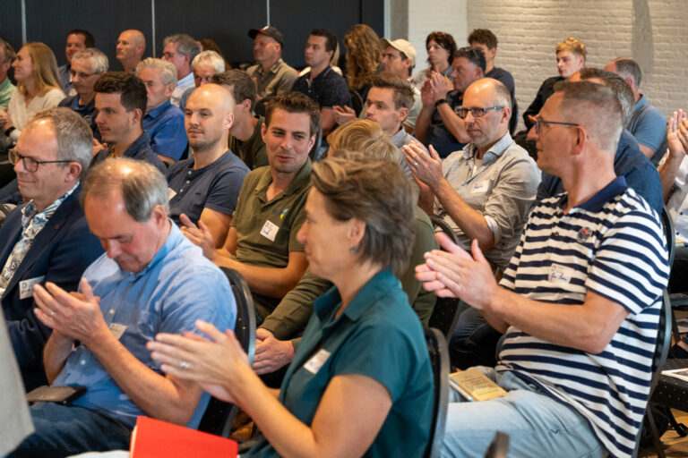 groep mensen in zaal klapt