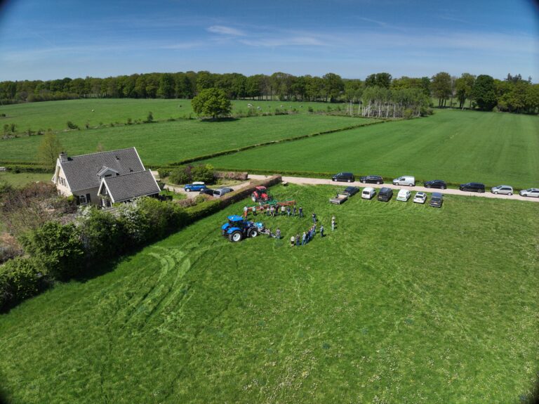 Velddemo Voorst bestrijding ridderzuring in grasland. Foto gemaakt door Wessel Brand