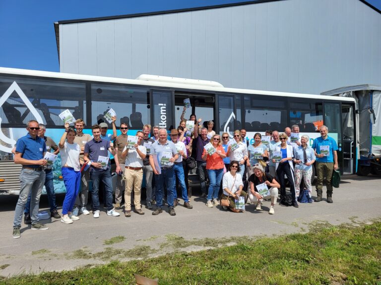 groep blije mensen met magazine OnzeGrond in hun hand
