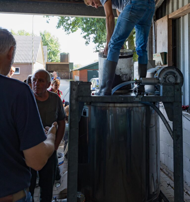 mensen bij ketel compostthee