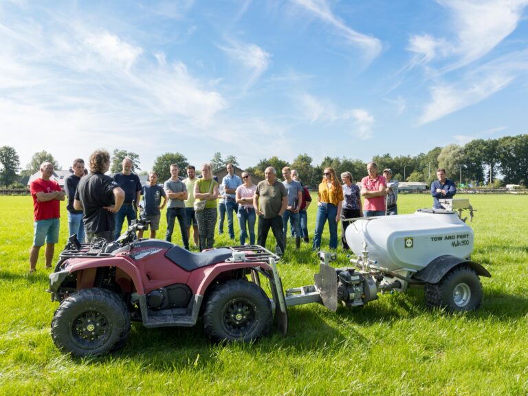 Mensen in grasland bij een quad