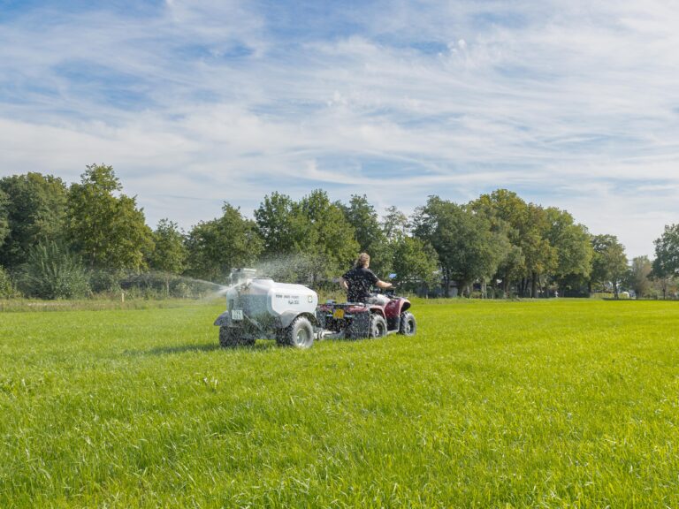 quad uitrijden compostthee in grasland