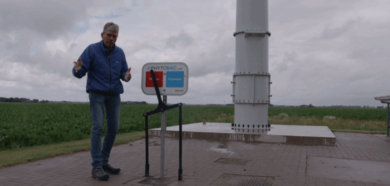 Akkerbouwbedrijf Hogenhout geeft uitleg over de was-en spoelplaats