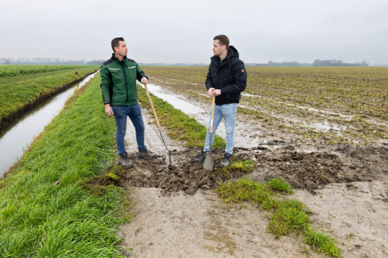 Twee mannen in gesprek op het land