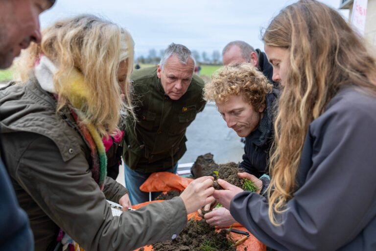 Mensen kijken naar bodem, Kennisdag Duurzaam Bodembeheer
