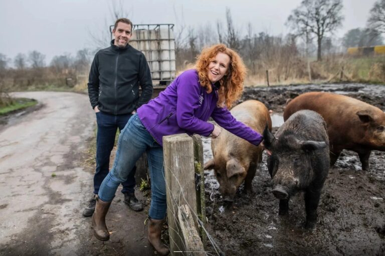 Inge Vleemingh bij varkens.