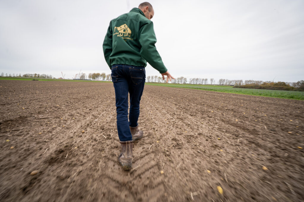 Akkerbouwer in het veld