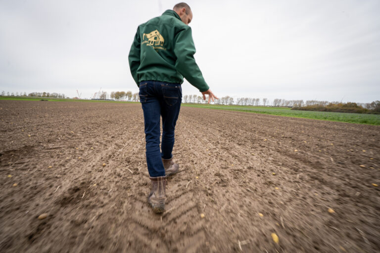 Akkerbouwer in het veld