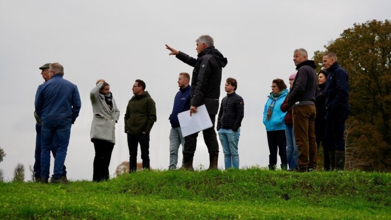 Boer legt uit aan belangstellenden