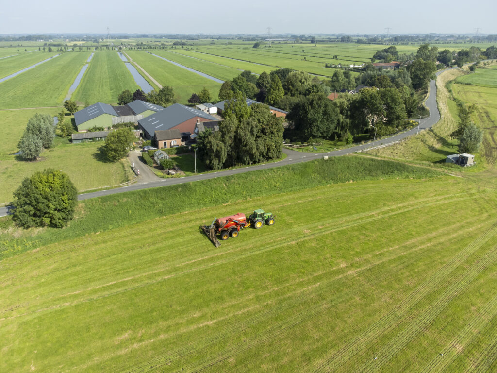 mest uitrijden weiland