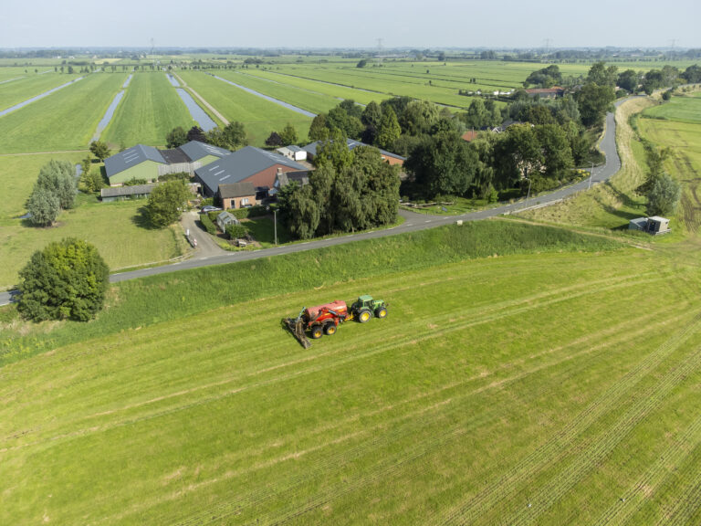 mest uitrijden weiland