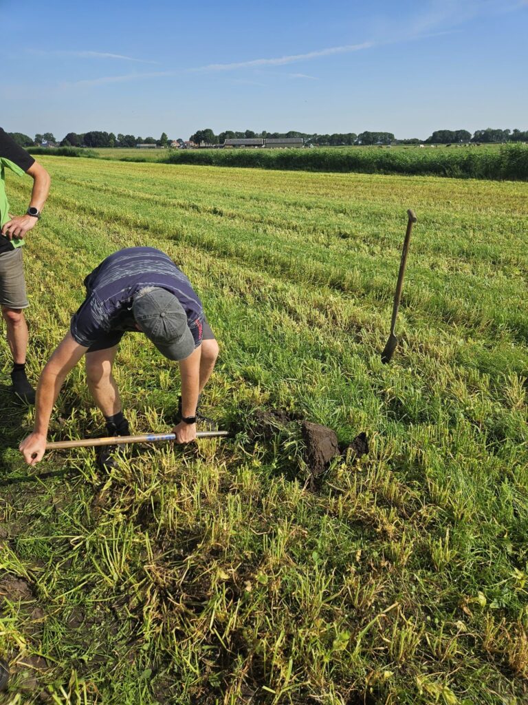 Bodemadviseur graaft kuil